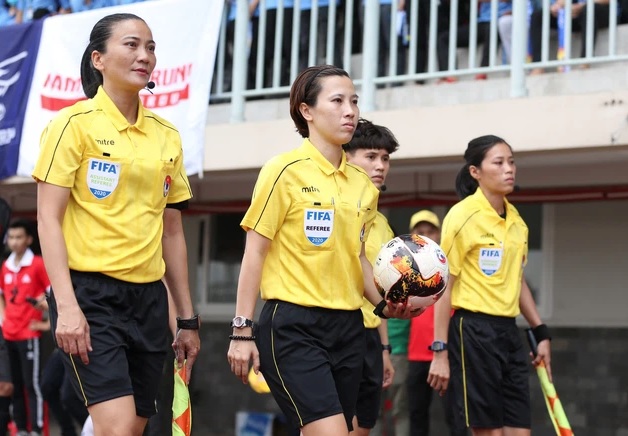 Nữ trợ lý trọng tài VAR bất ngờ xuất hiện tại sân chơi V-League - Ảnh 1.